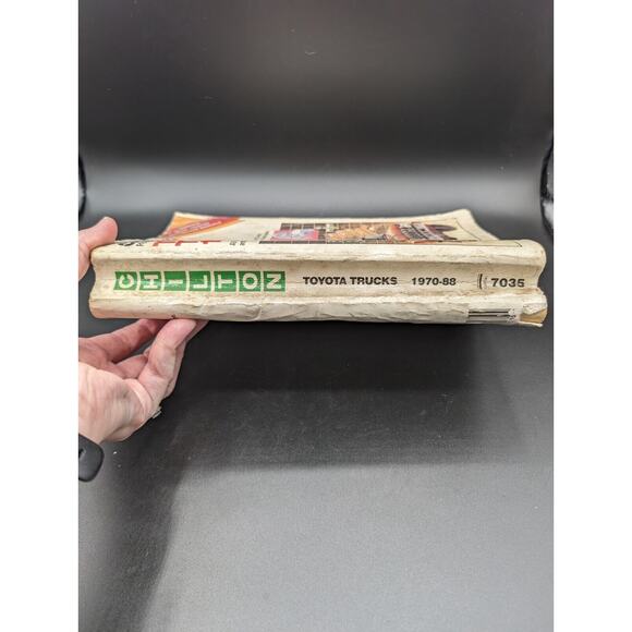 Chilton's Repair Manual Book Toyota Trucks 1970-88 Part No. 7035 4WD Diesel READ - Picture 3 of 13